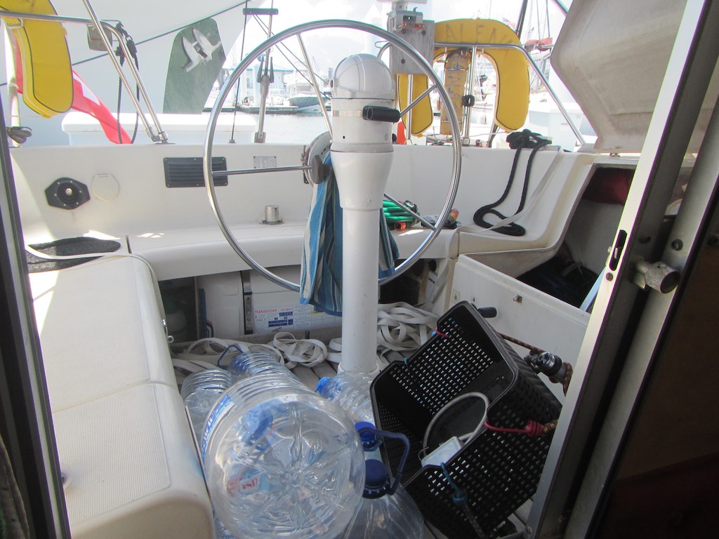 Das Trinkwasser wird aufgefüllt Das Trinkwasser wird aufgefüllt