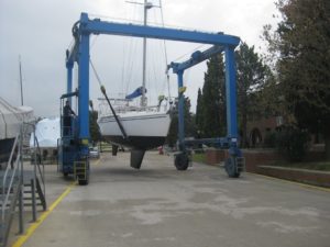 Der Kran kommt und bringt die Ulalena weg