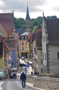 Von der Brücke in die Altstadt von Ochsenfurt rein
