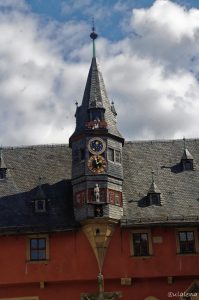 Uhr mit Mond-Sonne und der Zeit