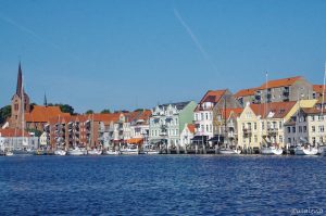 Der Hafen von Sønderborg mit der Altstadt dahinter