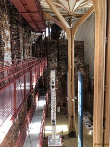 Die schönen Holzsäulen mit den alten Mauern