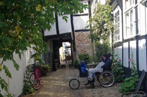 Wir warten im Kafi auf unsere Bestellung