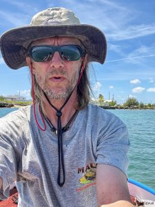 Heftig am rudern, hinten kommt das Land